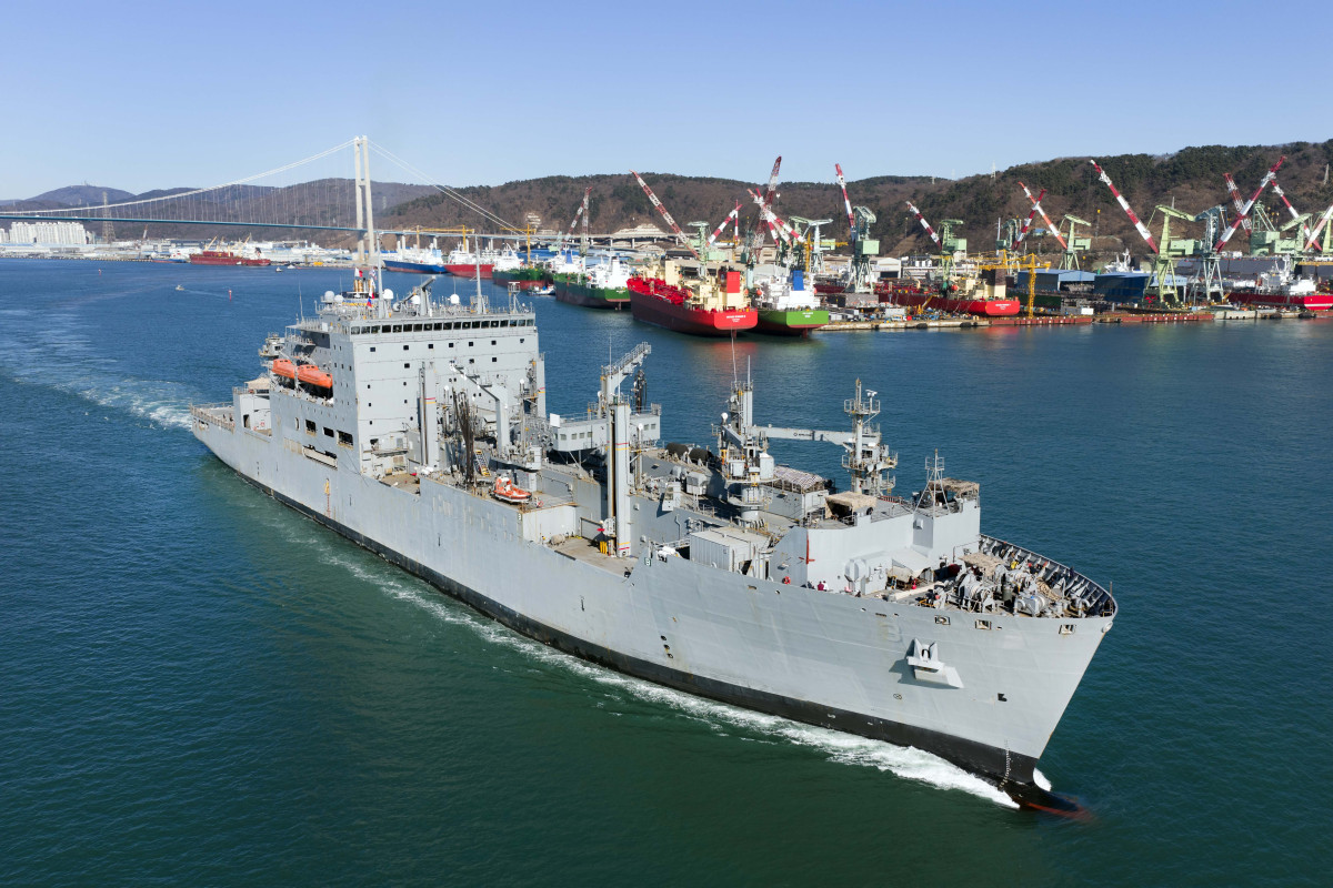 ▲6일 울산 HD현대중공업 중형선사업부 인근 부두에서 미 해군 소속 ‘USNS 앨런 셰퍼드’함이 정기 정비를 마치고 출항하고 있다. (사진제공=HD현대)