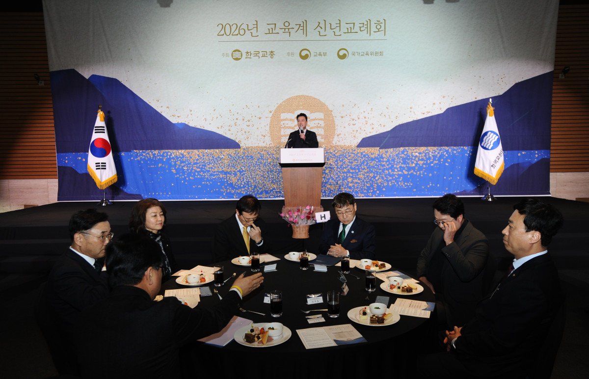 ▲한국교원단체총연합회는 7일 서울 영등포구 FKI 타워에서 ‘2026년 교육계 신년교례회’를 개최했다. 이날 신년교례회에는 최교진 교육부 장관을 비롯해 차정인 국가교육위원장, 정근식 서울시교육감, 임태희 경기도교육감, 강주호 한국교총 회장 등 교육계 인사 250여 명이 참석했다.
 (사진=한국교총)