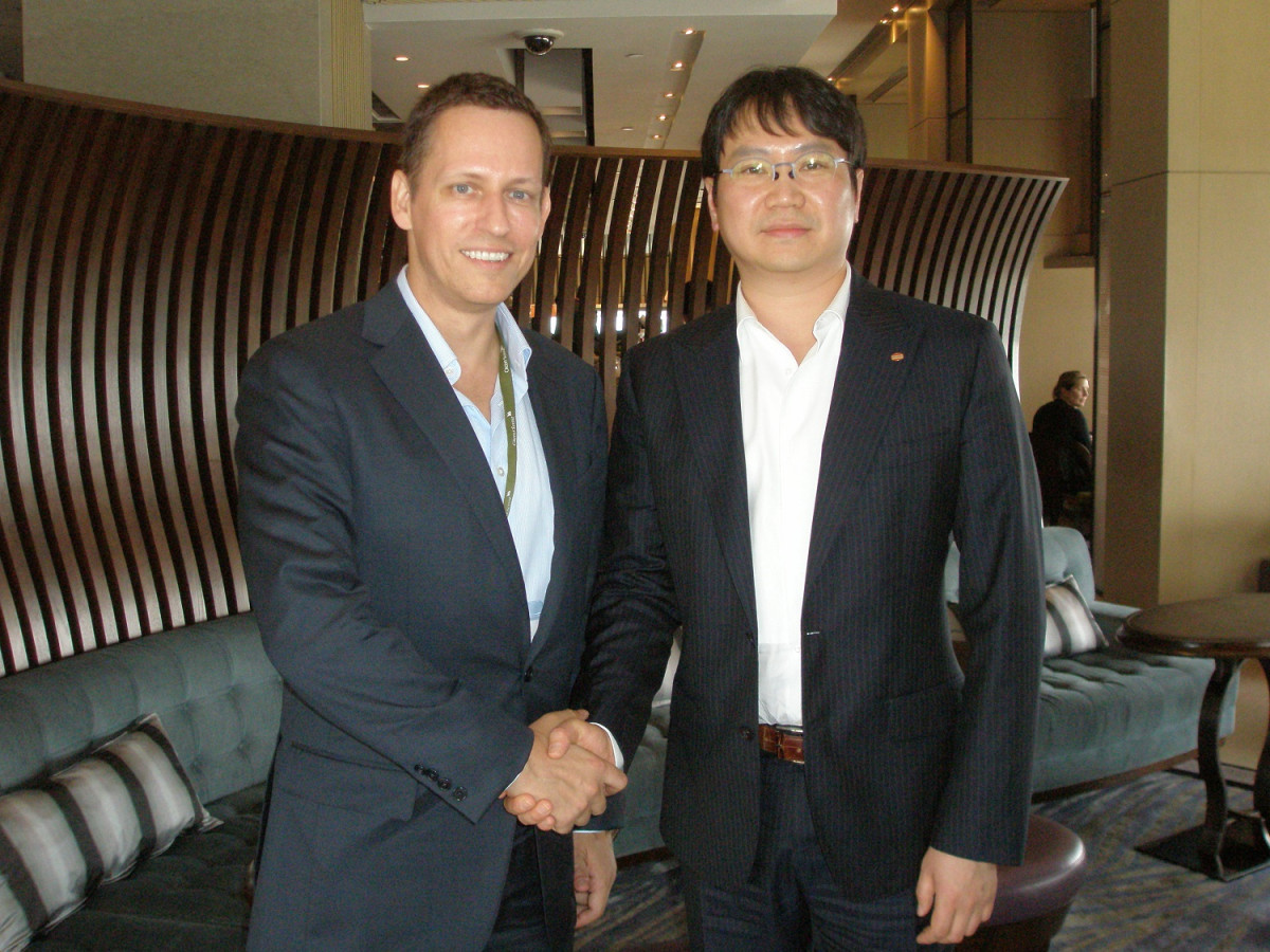 ▲피터 틸 팔란티어 창업자(좌측)와 곽동신 한미반도체 회장(우측)  (사진제공-한미반도체)