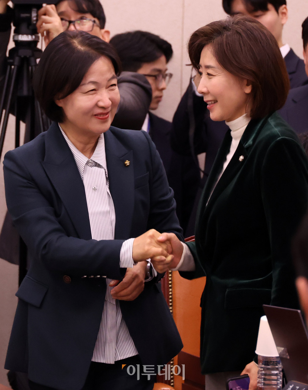 ▲7일 서울 여의도 국회에서 열린 법제사법위원회 전체회의에서 추미애(왼쪽) 위원장과 나경원 국민의힘 의원이 새해 인사를 하고 있다. 고이란 기자 photoeran@