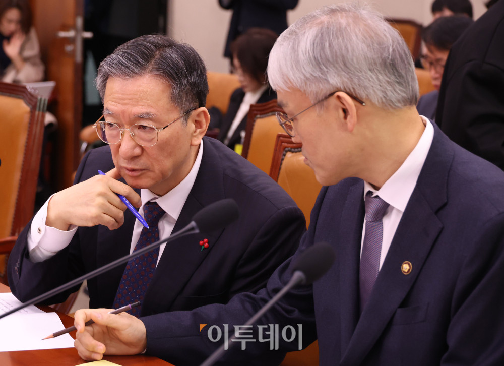 ▲정성호(왼쪽) 법무부 장관과 천대엽 법원행정처장이 7일 서울 여의도 국회에서 열린 법제사법위원회 전체회의에서 대화하고 있다. 고이란 기자 photoeran@