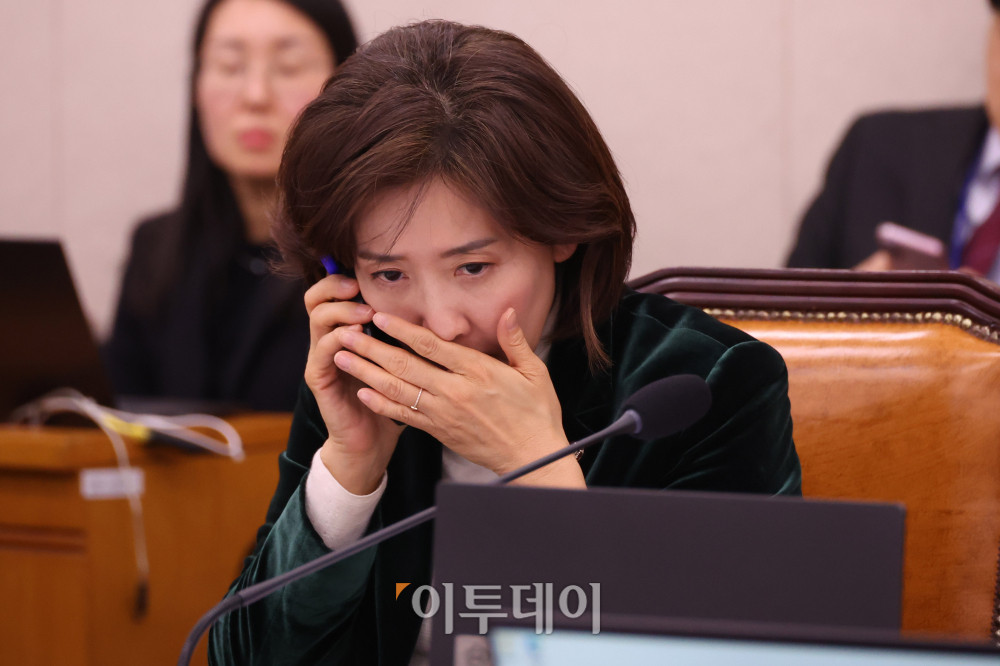 ▲나경원 국민의힘 의원이 7일 서울 여의도 국회에서 열린 법제사법위원회 전체회의에서 통화를 하고 있다. 고이란 기자 photoeran@