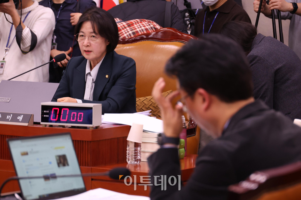 ▲7일 서울 여의도 국회에서 열린 법제사법위원회 전체회의에서 추미애 위원장이 발언을 하고 있다. 고이란 기자 photoeran@