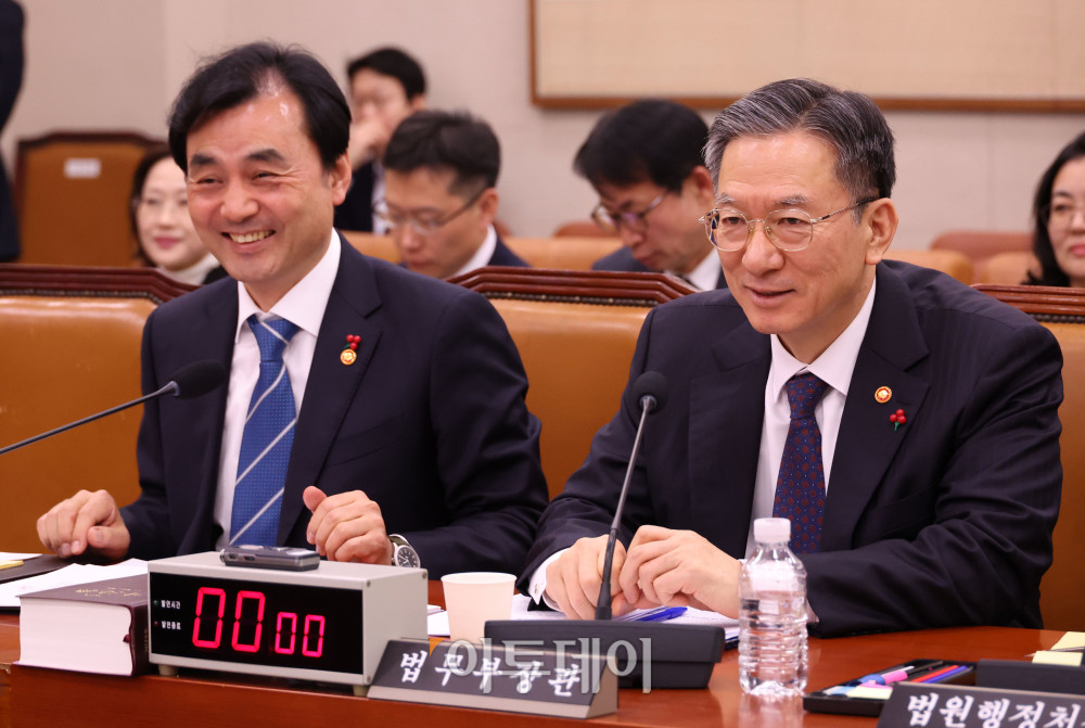 ▲정성호(오른쪽) 법무부 장관과 안규백 국방부 장관이 7일 서울 여의도 국회에서 열린 법제사법위원회 전체회의에 참석하고 있다. 고이란 기자 photoeran@