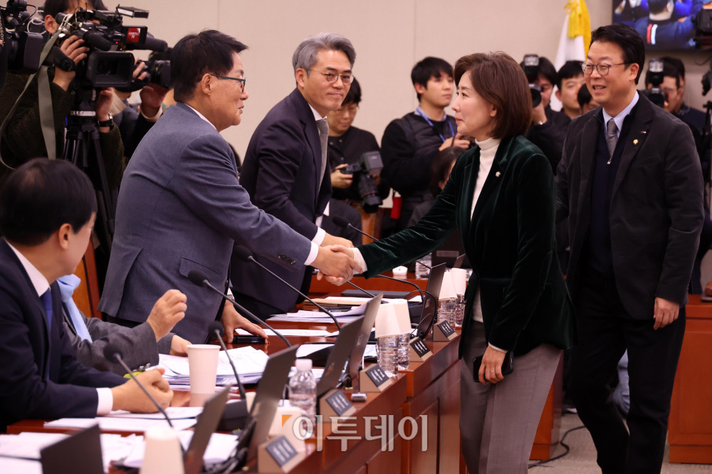 ▲나경원 국민의힘 의원이 7일 서울 여의도 국회에서 열린 법제사법위원회 전체회의에서 민주당 의원들과 새해 인사를 하고 있다. 고이란 기자 photoeran@