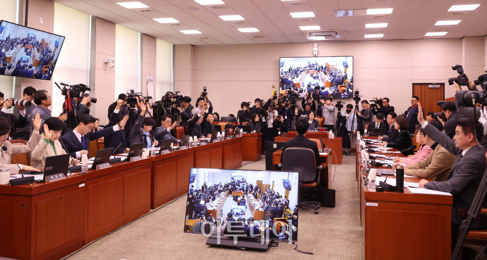 ▲7일 서울 여의도 국회에서 열린 법제사법위원회 전체회의에서 여야 의원들이 법안 상정 관련 찬반 거수 표결을 하고 있다. 고이란 기자 photoeran@