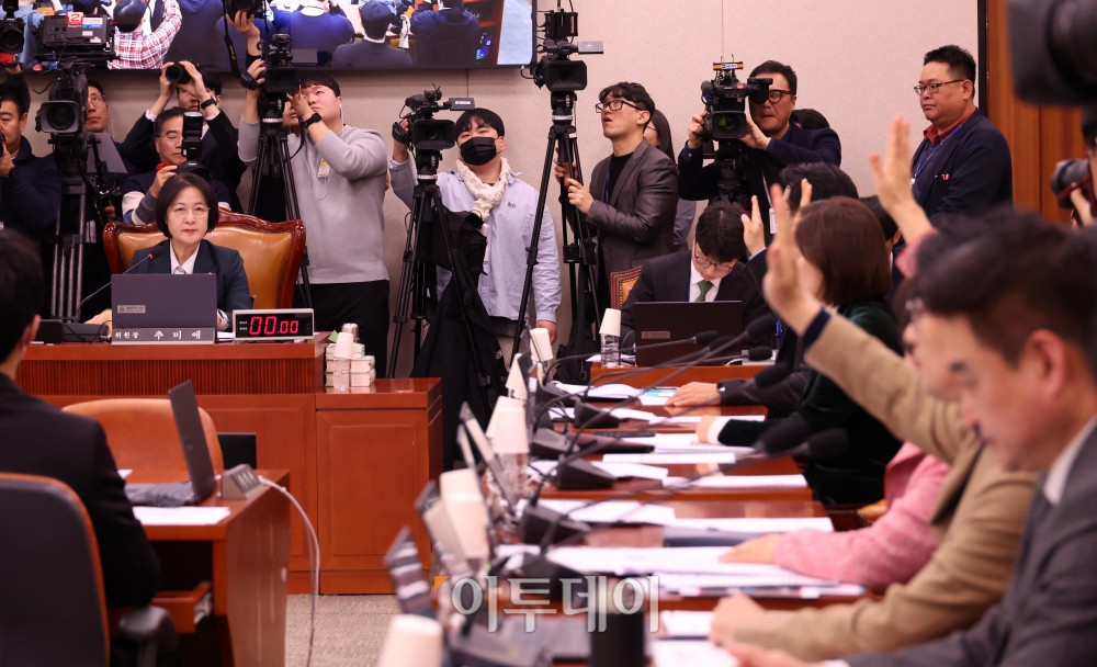 ▲7일 서울 여의도 국회에서 열린 법제사법위원회 전체회의에서 야당 의원들이 법안 상정 관련 찬반 거수 표결을 하고 있다. 고이란 기자 photoeran@