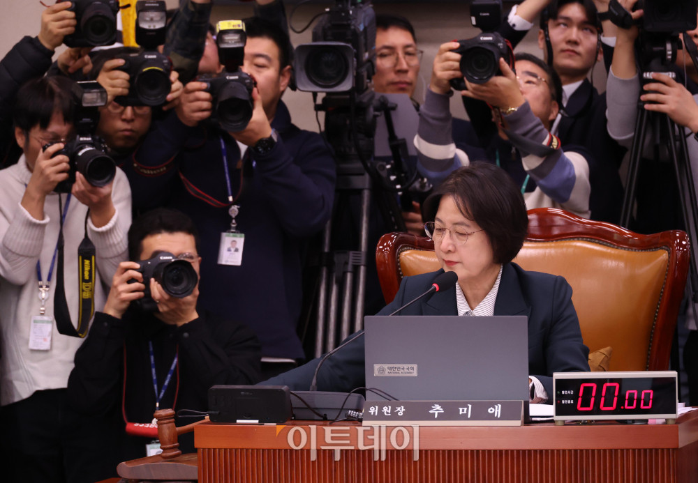 ▲7일 서울 여의도 국회에서 열린 법제사법위원회 전체회의에서 추미애 위원장이 의사봉을 두드리고 있다. 고이란 기자 photoeran@