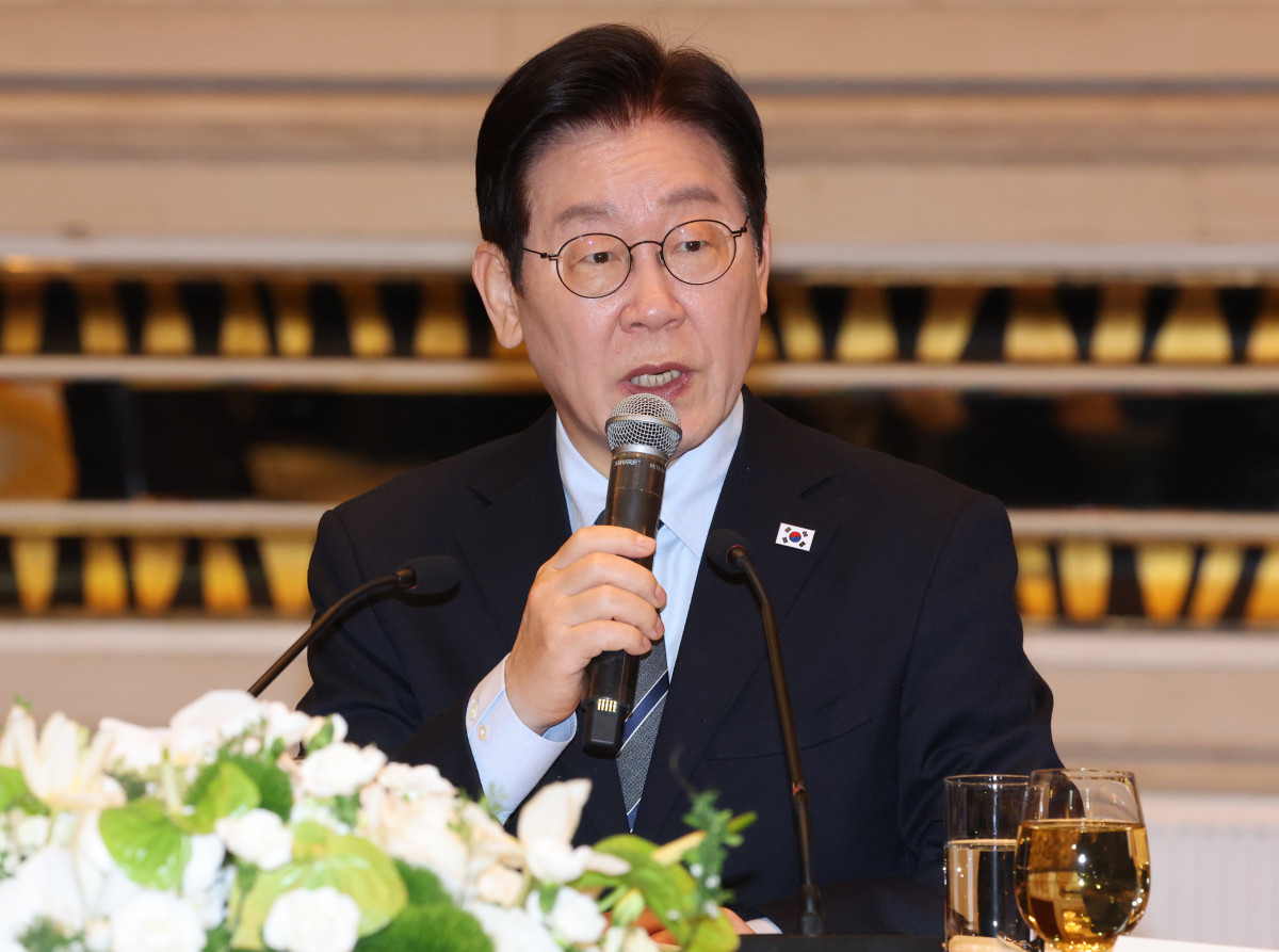 ▲중국을 국빈방문 중인 이재명 대통령이 7일 상하이의 한 호텔에서 열린 순방 기자단 오찬 간담회에서 취재진 질문에 답하고 있다. (연합뉴스)