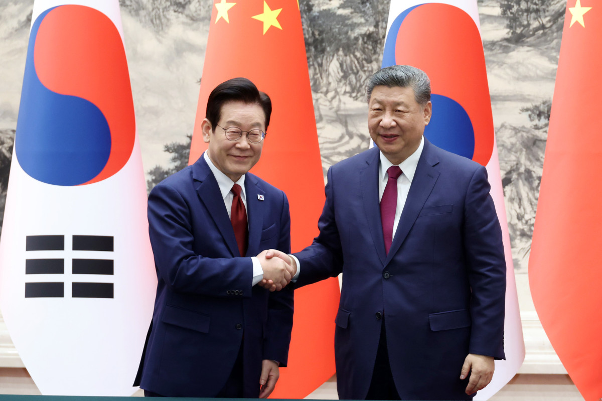 ▲이재명 대통령과 시진핑 중국 국가주석이 5일 베이징 인민대회당에서 열린 한중 MOU 체결식에서 악수하고 있다. (연합뉴스)