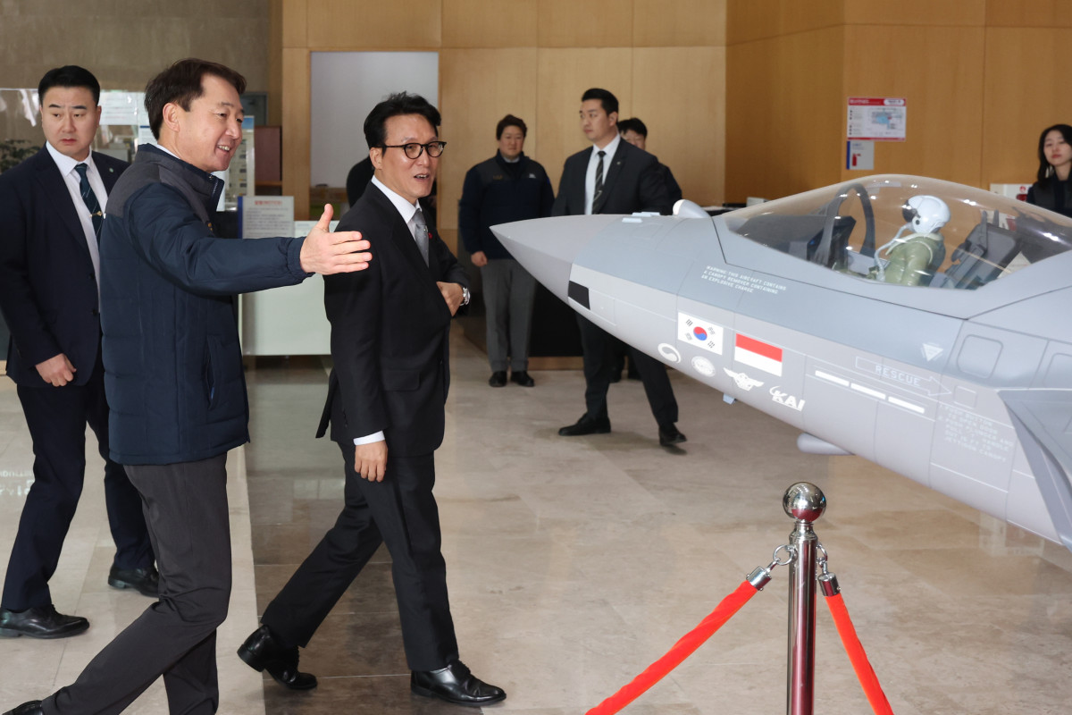 김 총리, KAI 생산라인 시찰⋯