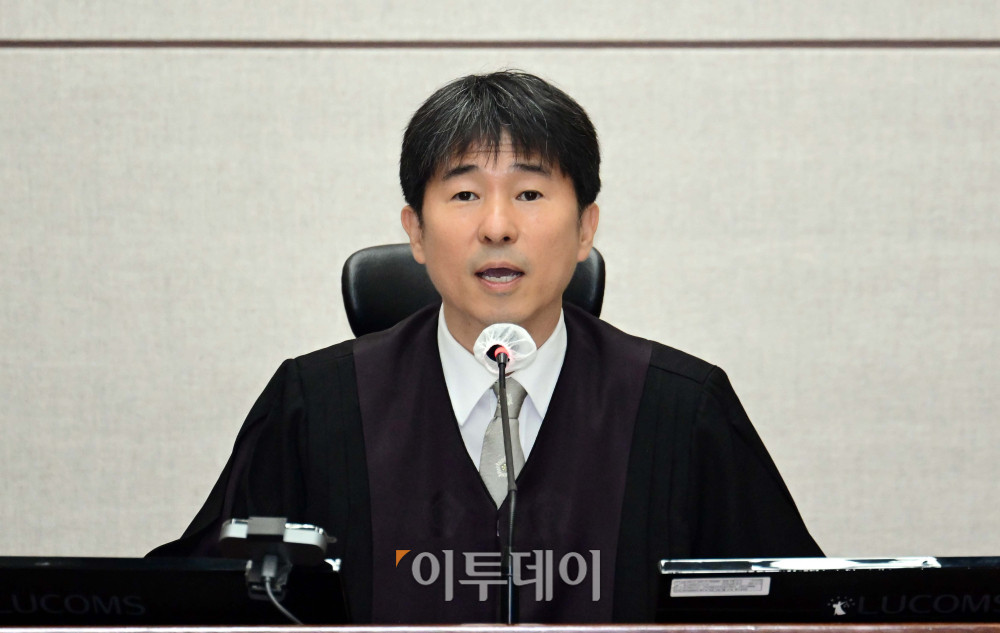 ▲지귀연 부장판사가 21일 서울 서초동 서울중앙지법에서 열린 윤석열 전 대통령 내란 우두머리 혐의 형사재판 두번째 공판에서 취재진들에게 퇴장을 명령하고 있다. 사진공동취재단 (이투데이DB)