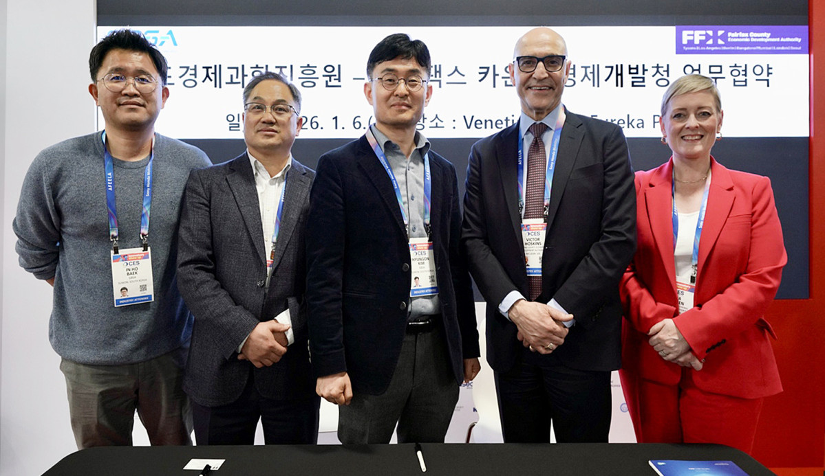 ▲김현곤 경기도경제과학진흥원장이 미국 페어팩스 카운티 경제개발청과 도내 기업의 북미 시장 진출 지원을 위한 업무협약을 체결한 뒤 관계자들과 기념촬영을 하고 있다. (경기도경제과학진흥원)