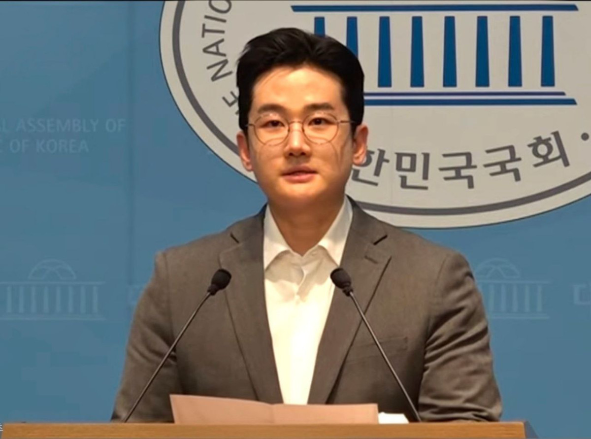 ▲개혁신당 정이한 대변인이 7일 국회정론관에서 전재수 전 장관과의 현수막 고소건에 대한 기자회견을 하고 있다.  (사진제공=개혁신당)