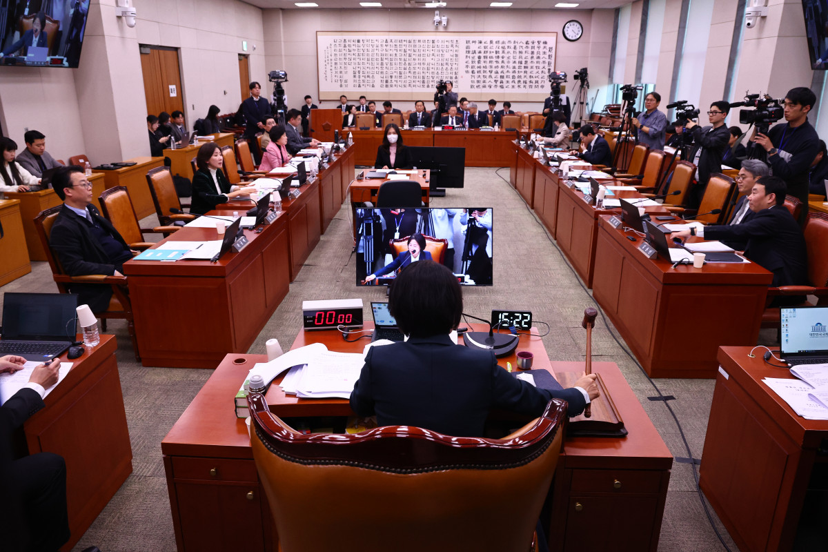 ▲추미애 국회 법제사법위원장이 7일 오후 서울 여의도 국회 법사위 전체회의에서 2차 종합특검법안 등의 안건조정위원회 회부로 인한 정회를 선포하고 있다. (사진=뉴시스)