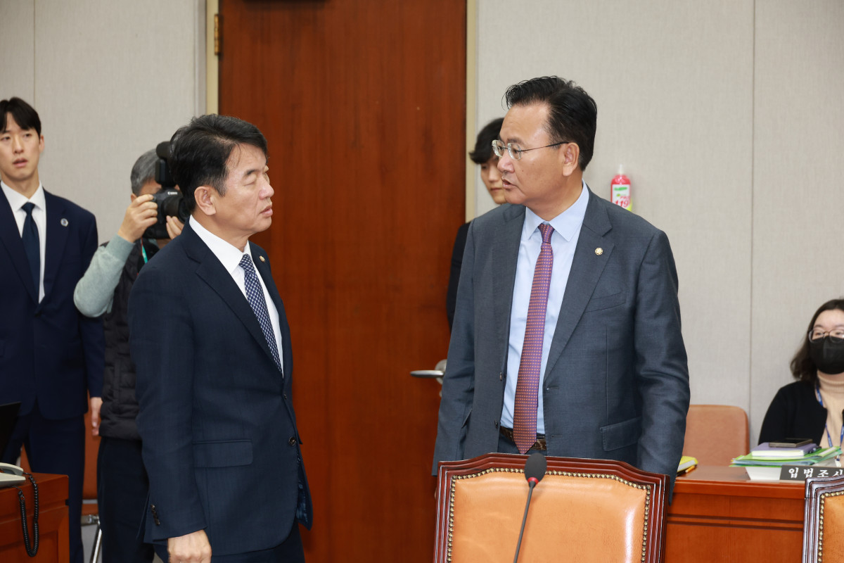 ▲문진석 더불어민주당 원내수석부대표와 유상범 국민의힘 원내수석부대표가 18일 서울 여의도 국회에서 열린 운영위원회 전체회의에서 대화하고 있다. (사진=뉴시스)