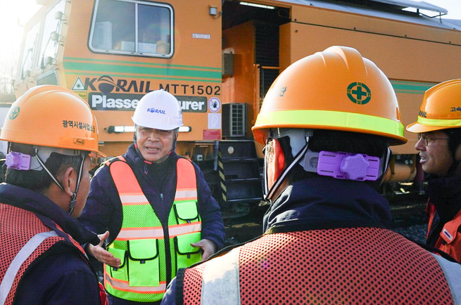 ▲정정래 코레일 사장직무대행(사진 가운데)이 7일 오후 충북 영동군에 있는 경부고속선 영동보수기지에서 선로 유지보수 장비를 점검하고 있다. (사진제공=한국철도공사)