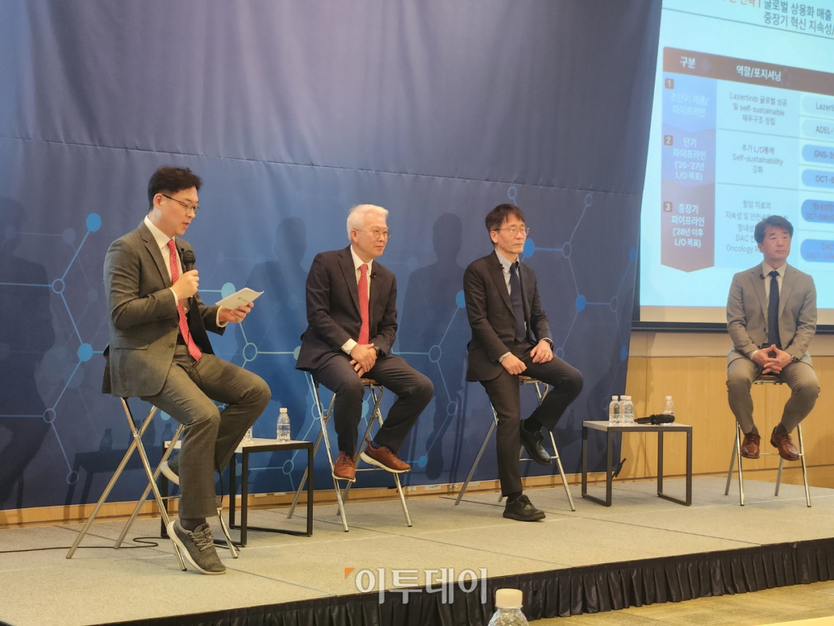 ▲왼쪽부터 신동준 오스코텍 CFO, 고종성 제노스코 대표, 윤태영 오스코텍 대표, 곽영신 오스코텍 연구소장 (이상민 기자 imfactor@)