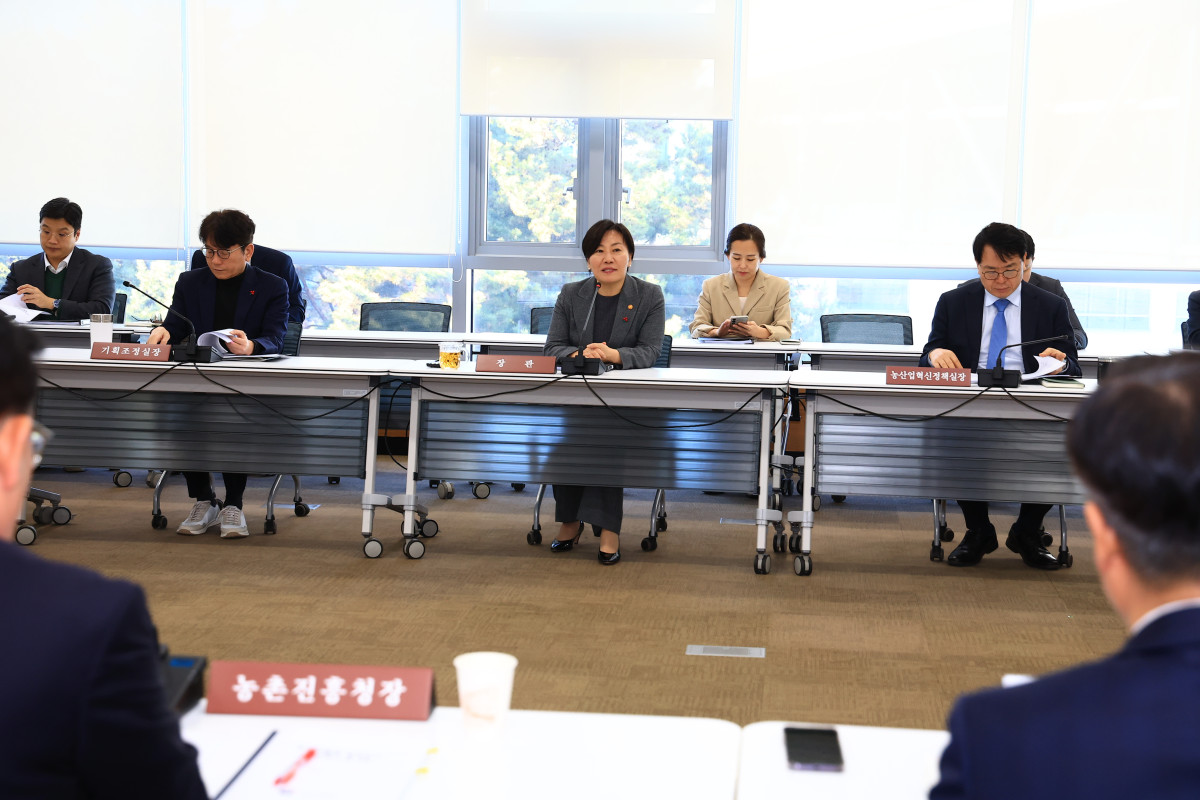 ▲송미령 농림축산식품부 장관이 7일 정부세종청사에서 농촌진흥청과 산림청 및 산하 공공기관 6개 기관에게 업무보고를 받고 있다. (사진제공=농림축산식품부)