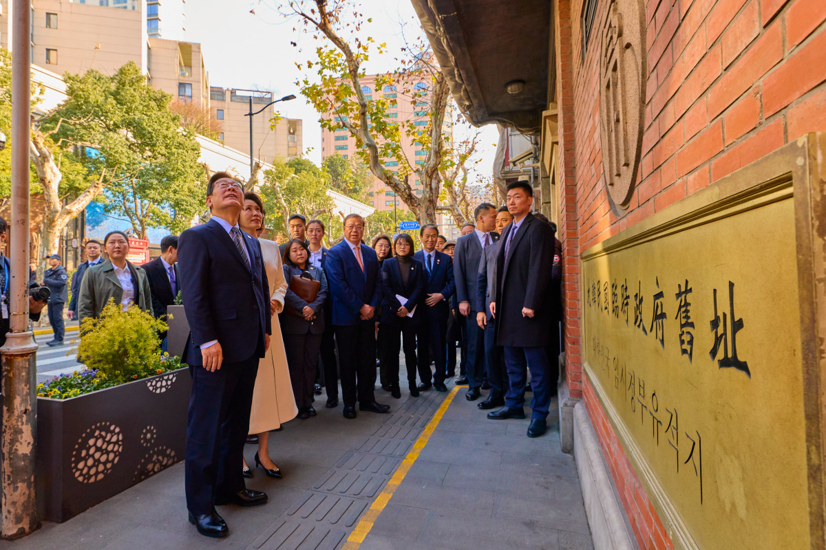 ▲이재명 대통령과 김혜경 여사가 7일 중국 상하이 대한민국 임시정부 청사를 방문해 건물을 둘러보고 있다. (사진제공=연합뉴스)