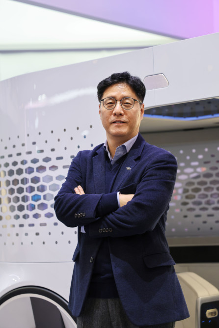 ▲미국 라스베이거스에서 열린 CES 2026의 현대위아 부스에서 현대위아 TMS사업부 김남영 전무가 7일‘분산배치형 HVAC(Heating, Ventilating, Air Conditioning)’이 적용된 체험 차량 앞에서 기념사진을 촬영하고 있다. (사진=현대위아)