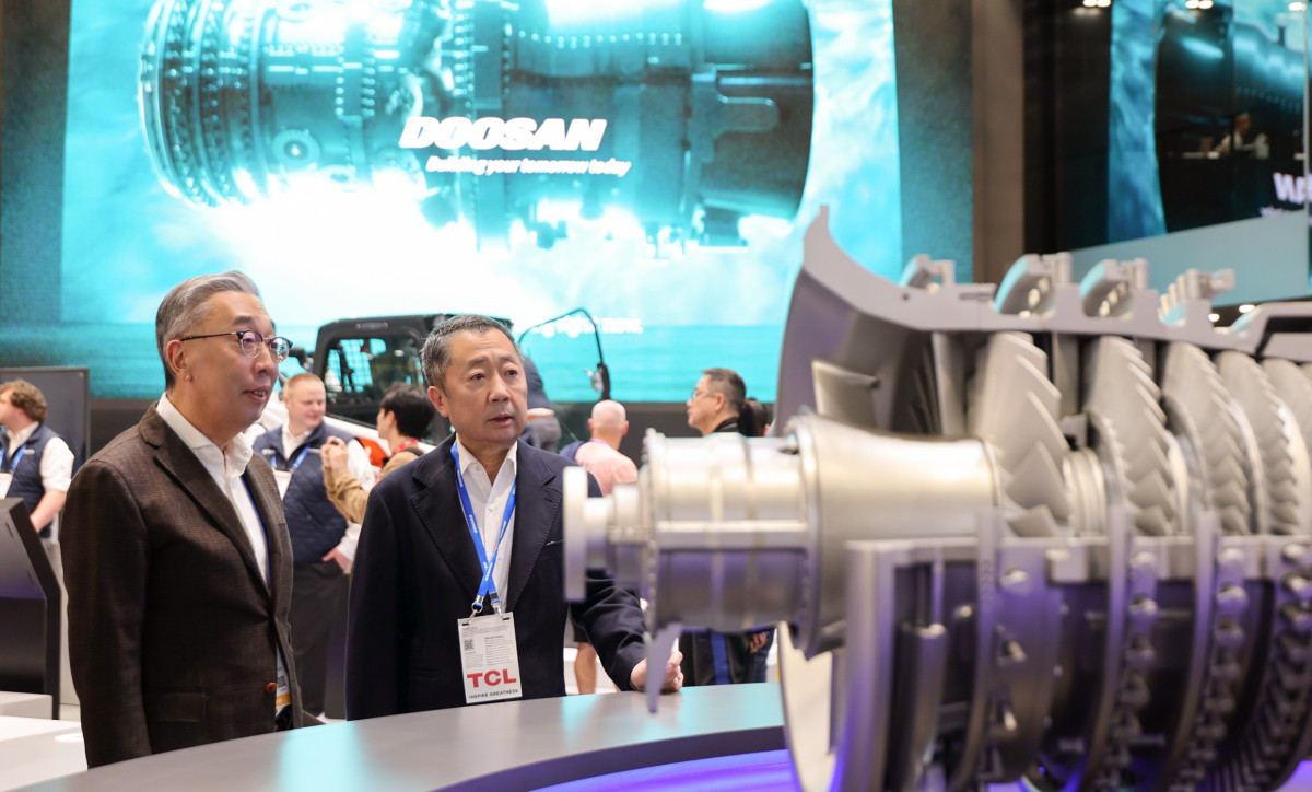 ▲박정원 두산그룹 회장(오른쪽)과 박지원 그룹부회장(왼쪽)이 7일(현지시간) 미국 라스베이거스에서 열리고 있는 CES 2026 현장에서 두산 부스에 전시된 가스터빈 모형을 살펴보고 있다. (자료제공=두산)