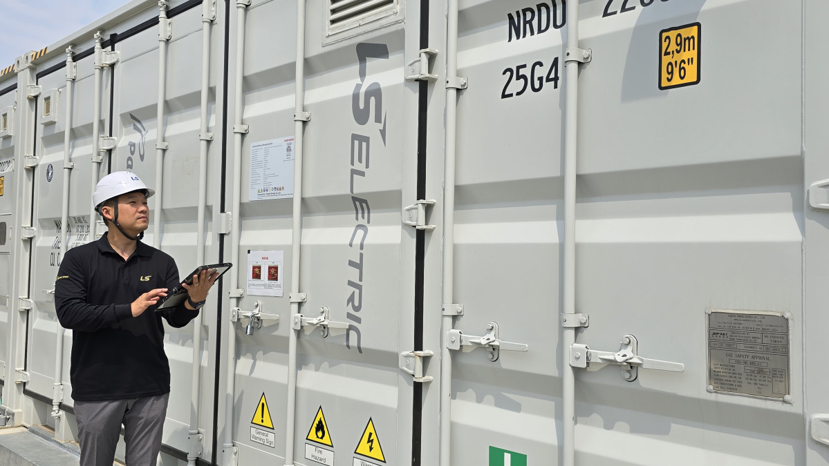▲LS일렉트릭 관계자가 일본 홋카이도 지역에 설치된 계통연계 ESS를 점검하고 있는 모습 (사진제공=LS일렉트릭)