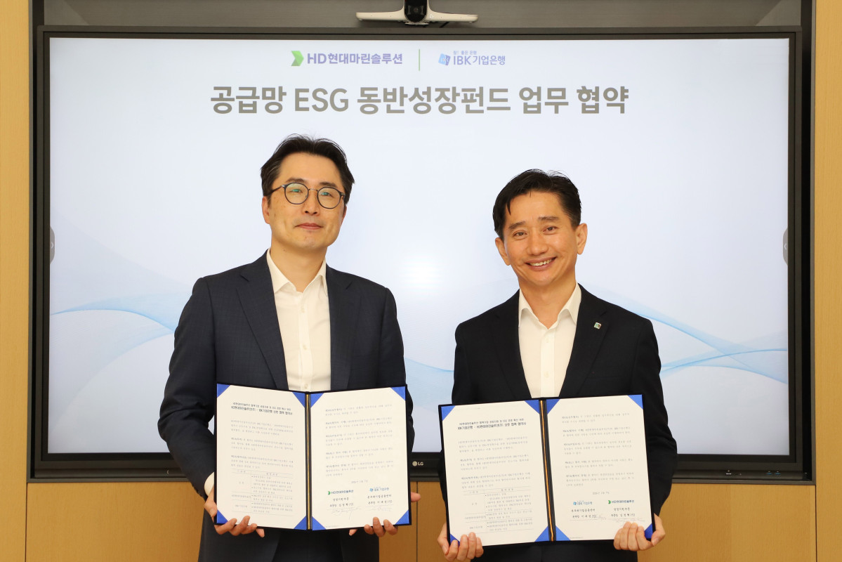 ▲HD현대마린솔루션이 7일 IBK기업은행과 300억 원 규모의 ‘공급망 ESG 동반성장펀드 조성을 위한 업무협약’을 체결했다. 왼쪽부터 김정혁 HD현대마린솔루션 경영지원부문장, 이대성 IBK기업은행 본부대기업금융센터 본부장. (사진제공=HD현대)