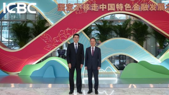 ▲진옥동 신한금융그룹 회장(오른쪽)이 5일 랴오 린 중국공상은행 회장과 면담을 갖고 기념촬영을 하고 있다. (신한금융)