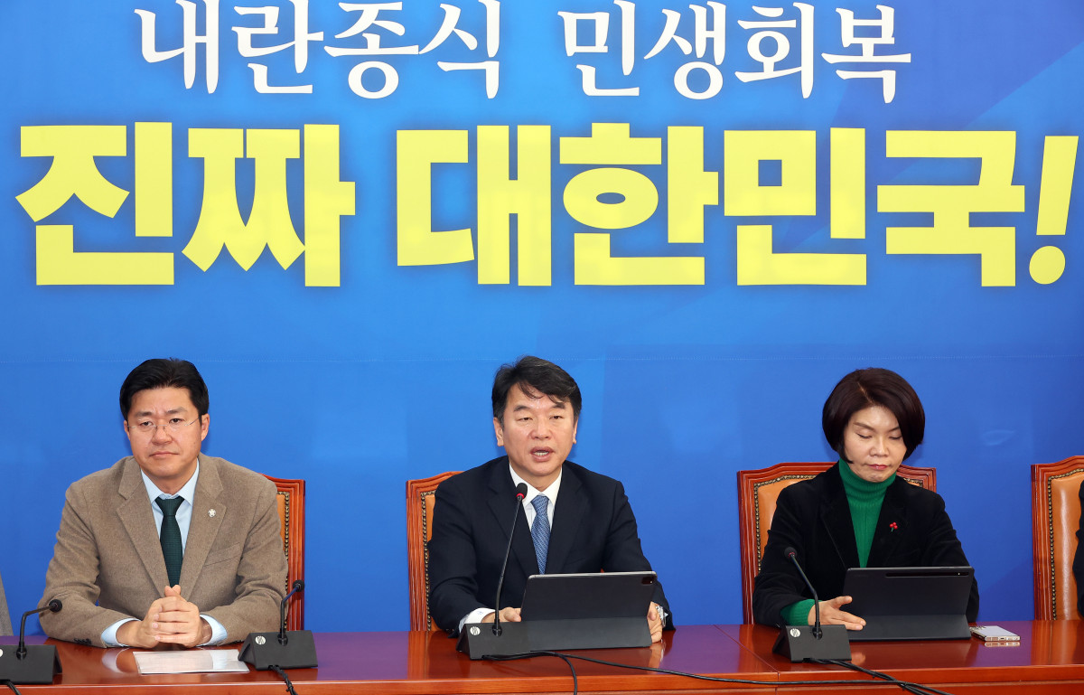 ▲더불어민주당 문진석 원내대표 직무대행이 8일 국회 원내대표실에서 열린 정책조정회의에서 발언하고 있다. (사진=연합뉴스)