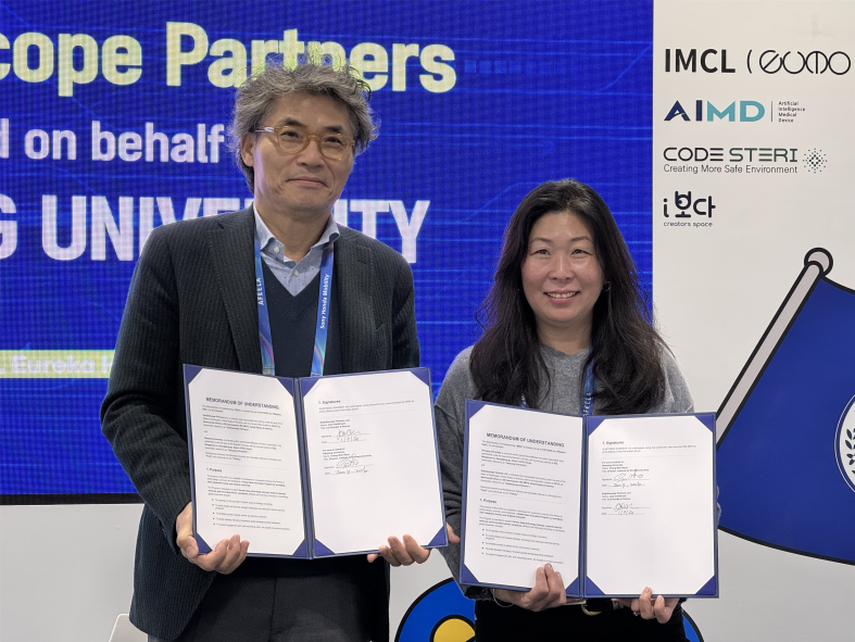 ▲한양대 류창완 창업지원단장(왼쪽)과 Julie Goldthwait 칼레이도스코프 파트너스 공동창업자가 MOU를 체결하고 기념촬영을 하고 있다.  (사진=한양대)