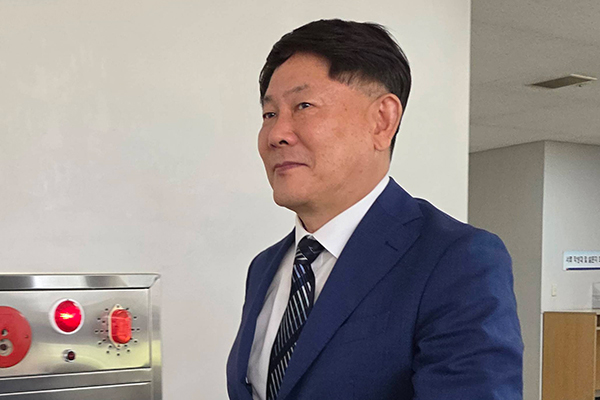 ▲ 김정규 타이어뱅크 회장이 지난해 7월 항소심 재판을 받기 위해 법정으로 이동하고 있다. (연합뉴스)