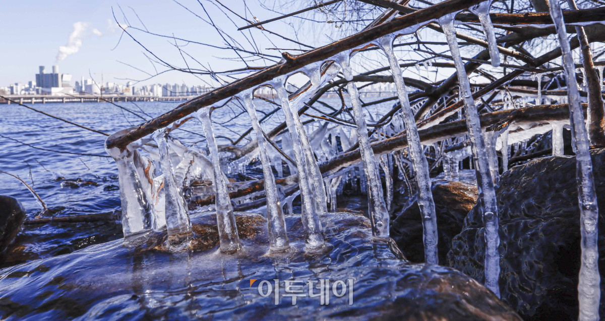 ▲서울을 포함한 수도권과 전국 곳곳에 한파 특보가 발효된 8일 서울 영등포구 양화한강공원에 고드름이 얼어 있다. 이날 기상청에 따르면 전날 오후 9시부터 서울과 경기북부·남동부, 강원도, 충북, 경북권에 한파주의보가 발효중이다. 매서운 추위는 한낮에도 이어지면 낮 동안 중부내륙 지역은 기온이 0도를 밑돌 것으로 예보됐다. 조현호 기자 hyunho@