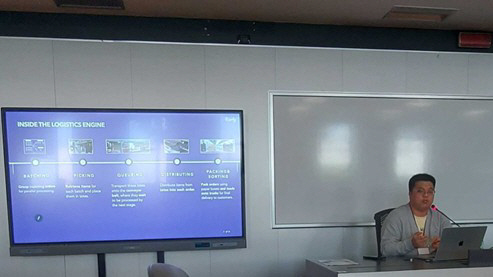 ▲지난해 9월 이탈리아 밀라노에서 열린 산업공학 컨퍼런스 ‘Logistics Management 2025’에서 발표하고 있는 컬리 AX센터 왕주영 연구원 (사진제공 컬리)