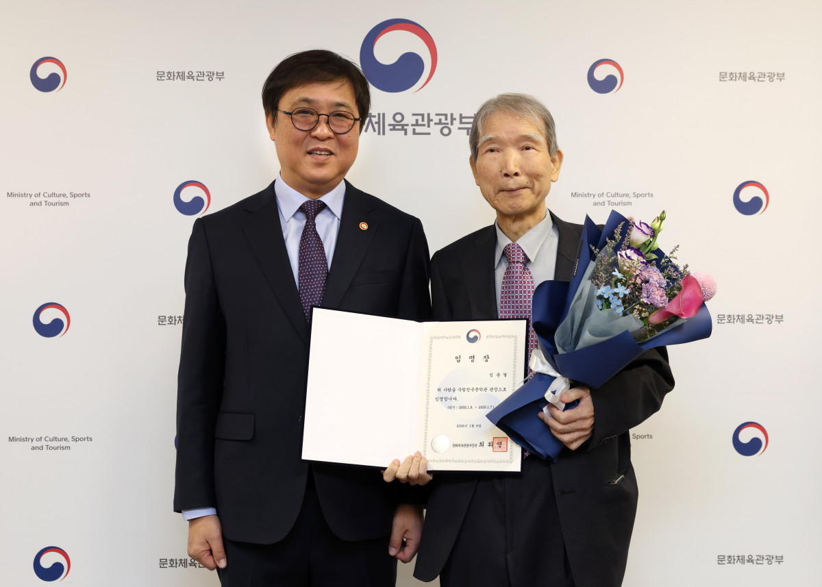 ▲최휘영 문화체육관광부 장관이 8일 서울 종로구 국립현대미술관 서울관에서 신임 임준열 국립한국문학관 관장에게 임명장을 수여하고 기념촬영을 하고 있다. (사진제공=문체부)