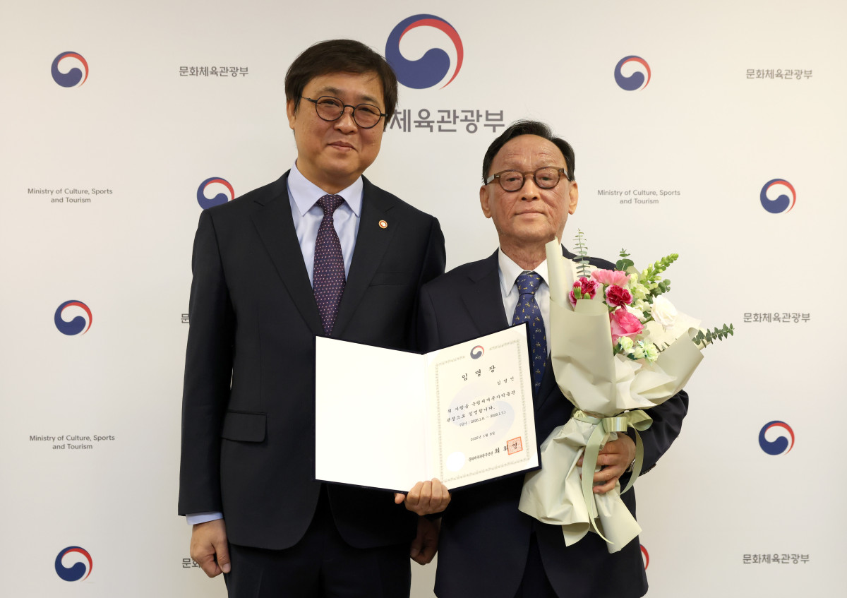 ▲최휘영 문화체육관광부 장관이 8일 서울 종로구 국립현대미술관 서울관에서 신임 김명인 국립세계문자박물관 관장에게 임명장을 수여하고 기념촬영을 하고 있다. (사진제공=문체부)