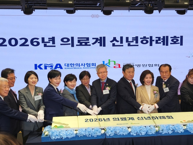 ▲정은경(왼쪽에서 여섯 번째) 보건복지부 장관, 김택우(왼쪽에서 일곱 번째) 대한의사협회장 등이 서울 용산구 대한의사협회 회관에서 열린 2026년 의료계 신년하례회에서 떡 케이크 커팅을 하고 있다. (노상우 기자 nswreal@)