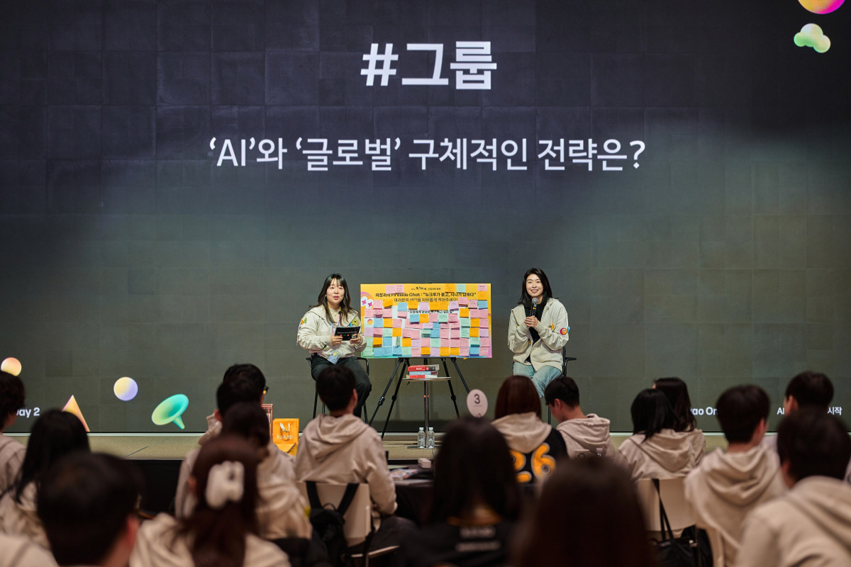 ▲카카오그룹 정신아 의장(사진 오른쪽)이 7일 카카오 AI캠퍼스에서 신입 그룹 공채 크루들과 자유롭게 대화를 나누는 ‘의장과의 대화-파이어사이드 챗(Fireside Chat)’을 진행했다. (사진제공=카카오)