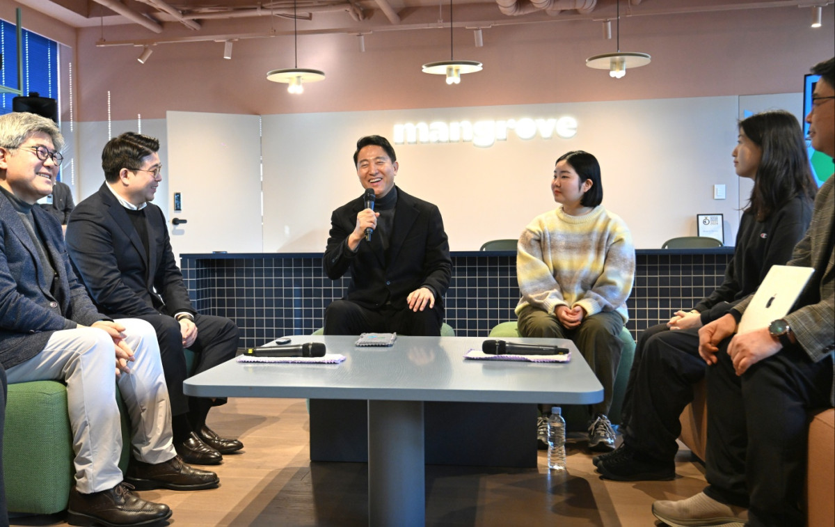 ▲오세훈 서울시장이 8일 민간임대주택 현장을 찾아 사업자, 입주민 및 관계자와 민간임대주택 활성화 방안을 논의하고 있다. (연합뉴스)