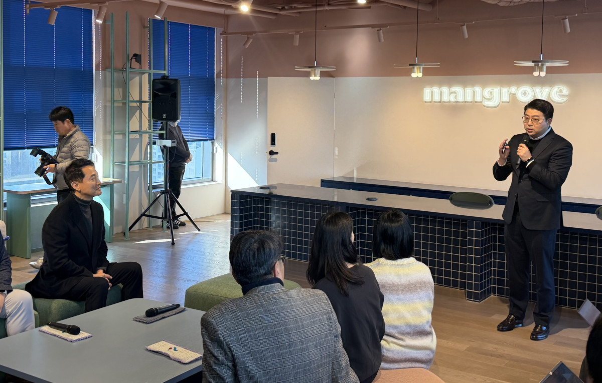 ▲오세훈 서울시장이 8일 민간임대주택 현장을 찾아 사업 관계자의 설명을 듣고 있다. (정유정 기자 @oiljung)