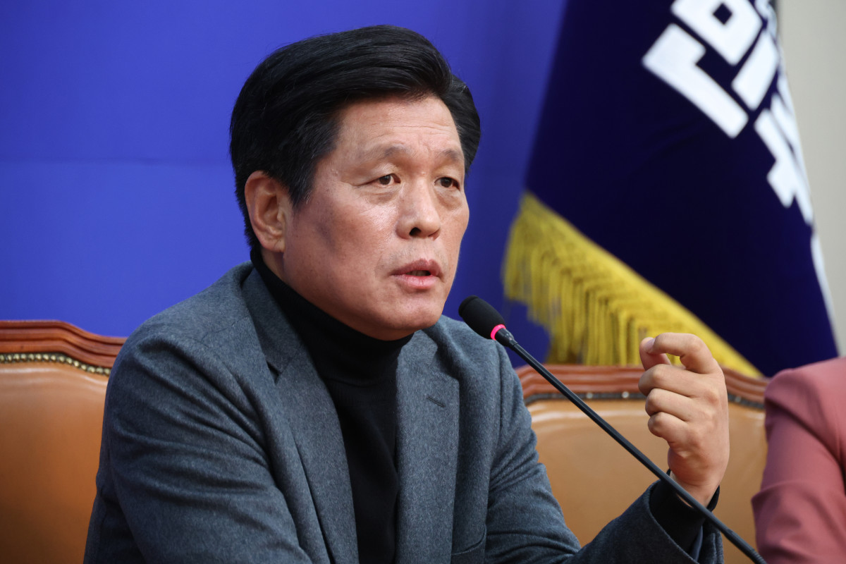 ▲조승래 더불어민주당 사무총장이 4일 오전 서울 여의도 국회에서 열린 기자간담회에서 질문에 답변을 하고 있다. (사진=뉴시스)