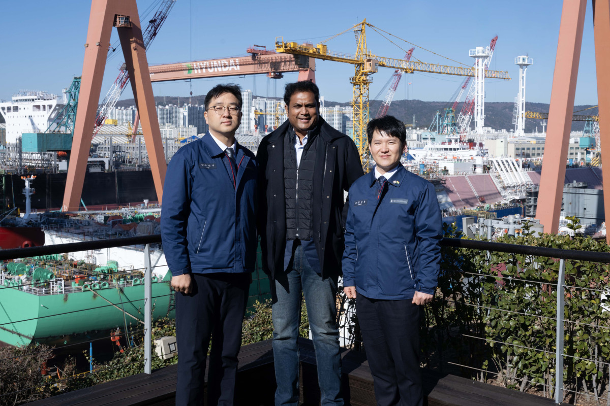 ▲인도 타밀나두 주정부 대표단 일행이 8일 HD현대중공업을 방문해 조선소 야드를 둘러보고, 실제 선박 건조 현장을 참관했다. 왼쪽부터 최한내 HD한국조선해양 기획부문장, 라자 타밀나두주 산업부 장관. (사진제공=HD현대)