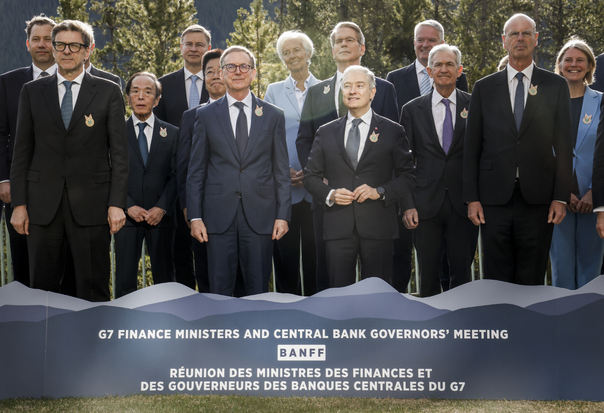 ▲주요 7개국(G7) 재무장관들과 중앙은행 총재들이 지난해 5월 21일 캐나다 밴프에서 기념촬영을 하고 있다. 밴프(캐나다)/AP뉴시스