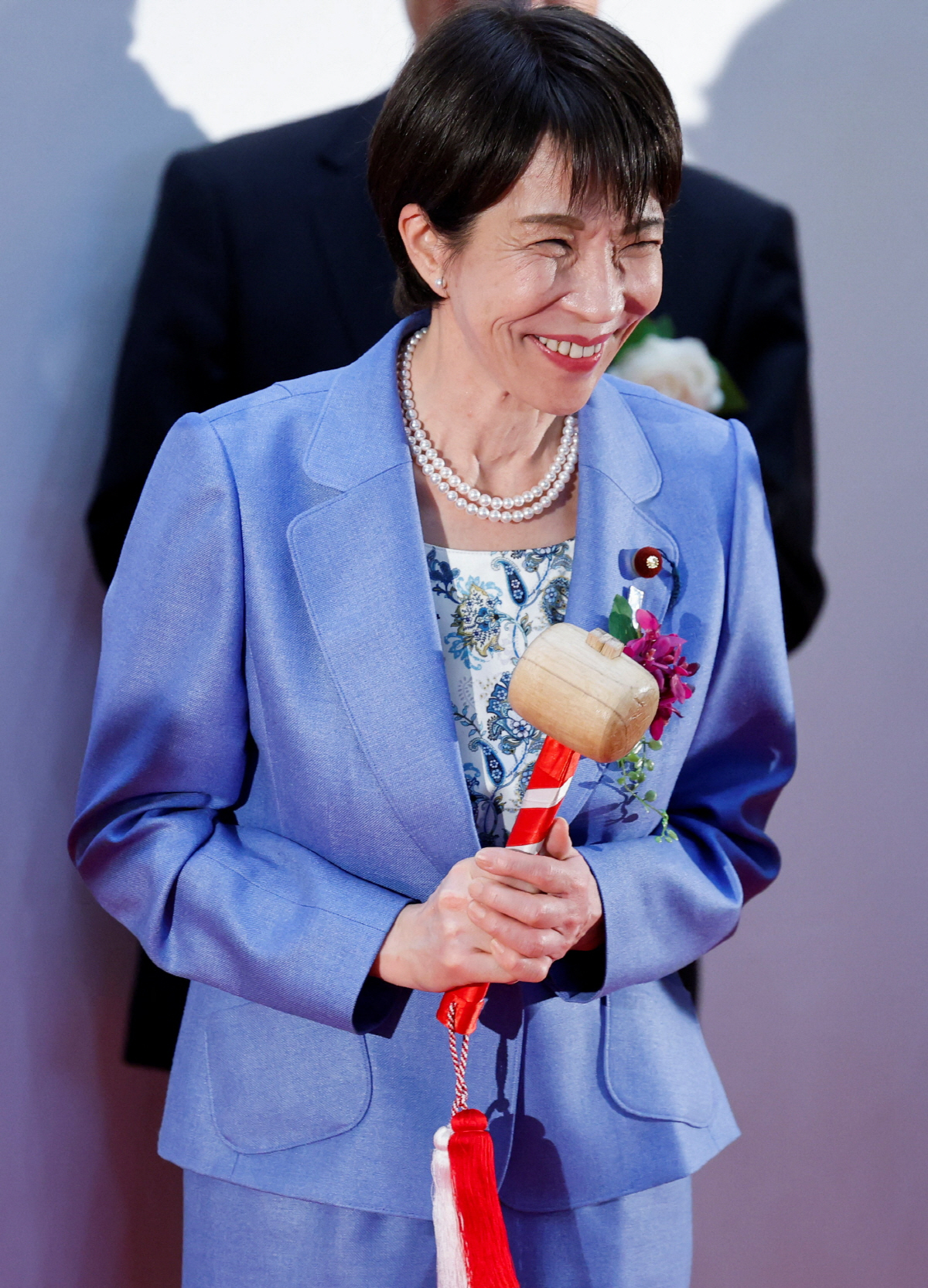 ▲다카이치 사나에 일본 총리가 지난해 12월 30일 일본 도쿄에서 종을 울리며 지켜보고 있다. 도쿄/로이터연합뉴스