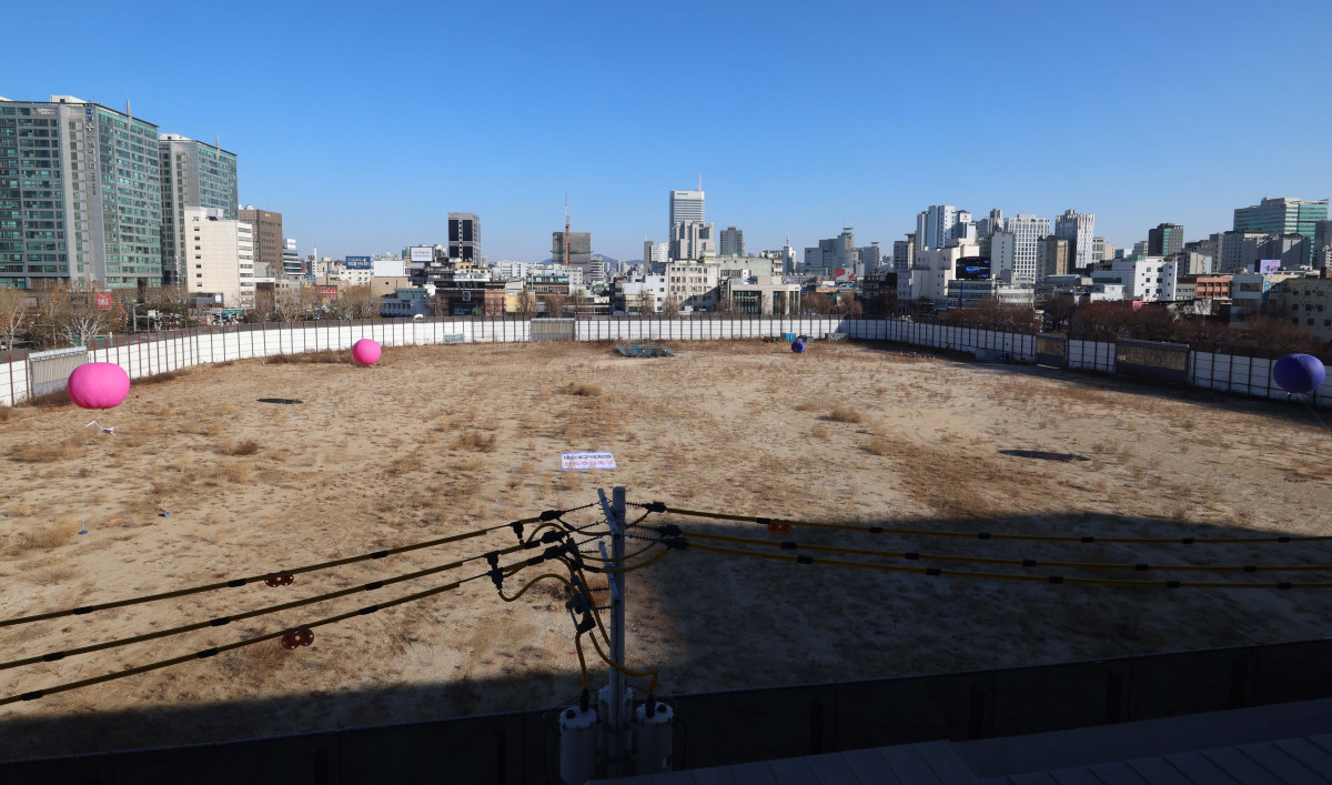 ▲세운4구역 주민대표회의 등 세운지구 일대 주민들이 8일 서울 종로구 세운상가 앞 다시세운광장에서 종묘 정전 상월대에서의 세운4구역 경관 시뮬레이션 검증 애드벌룬 촬영에 대한 국가유산청 불허가에 항의하는 집회를 가졌다. 이날 세운4구역 부지에 애드벌룬이 고정돼 있다. 신태현 기자 holjjak@