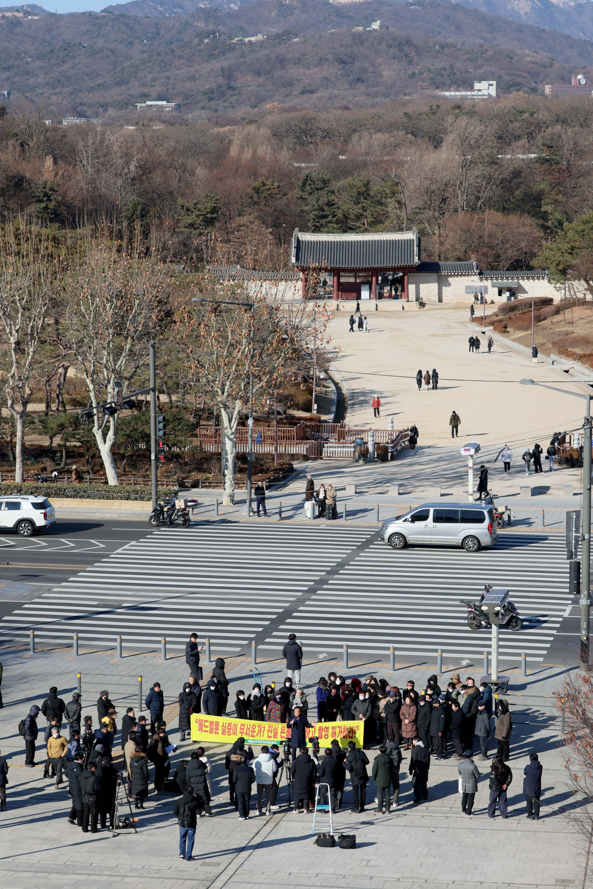 ▲세운4구역 주민대표회의 등 세운지구 일대 주민들이 8일 서울 종로구 세운상가 앞 다시세운광장에서 종묘 정전 상월대에서의 세운4구역 경관 시뮬레이션 검증 애드벌룬 촬영에 대한 국가유산청 불허가에 항의하는 집회를 갖고 있다. 신태현 기자 holjjak@