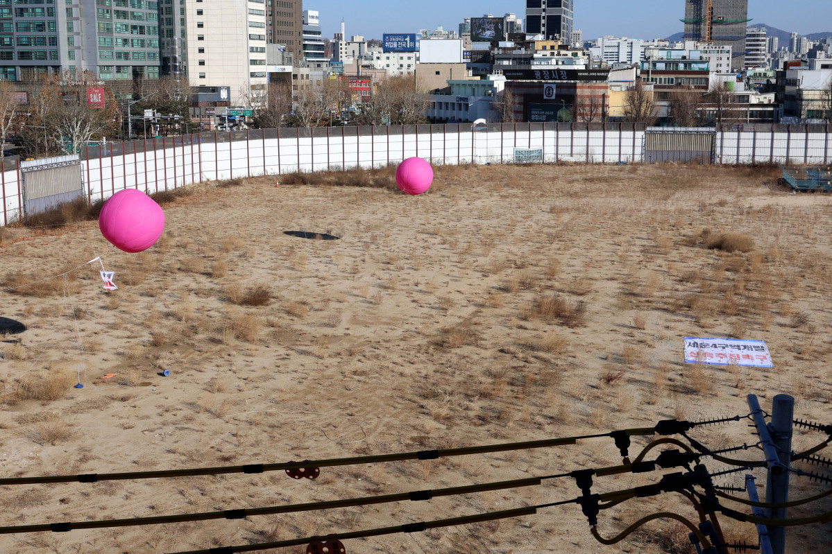 ▲세운4구역 주민대표회의 등 세운지구 일대 주민들이 8일 서울 종로구 세운상가 앞 다시세운광장에서 종묘 정전 상월대에서의 세운4구역 경관 시뮬레이션 검증 애드벌룬 촬영에 대한 국가유산청 불허가에 항의하는 집회를 가졌다. 이날 세운4구역 부지에 애드벌룬이 고정돼 있다. 신태현 기자 holjjak@