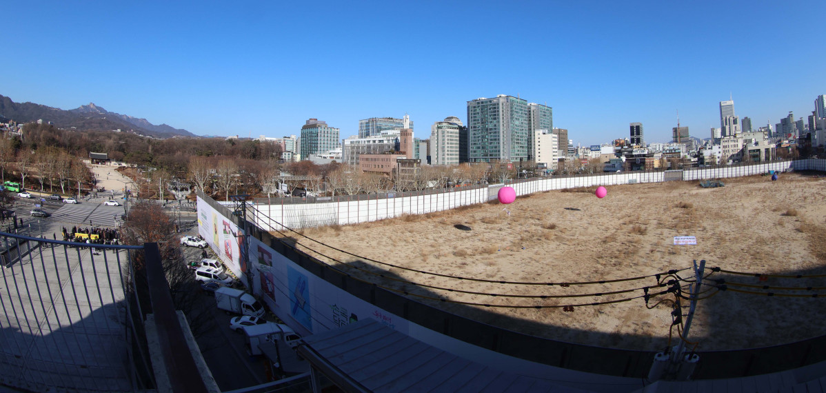 ▲세운4구역 주민대표회의 등 세운지구 일대 주민들이 8일 서울 종로구 세운상가 앞 다시세운광장에서 종묘 정전 상월대에서의 세운4구역 경관 시뮬레이션 검증 애드벌룬 촬영에 대한 국가유산청 불허가에 항의하는 집회를 가졌다. 이날 세운4구역 부지에 애드벌룬이 고정돼 있다. 신태현 기자 holjjak@