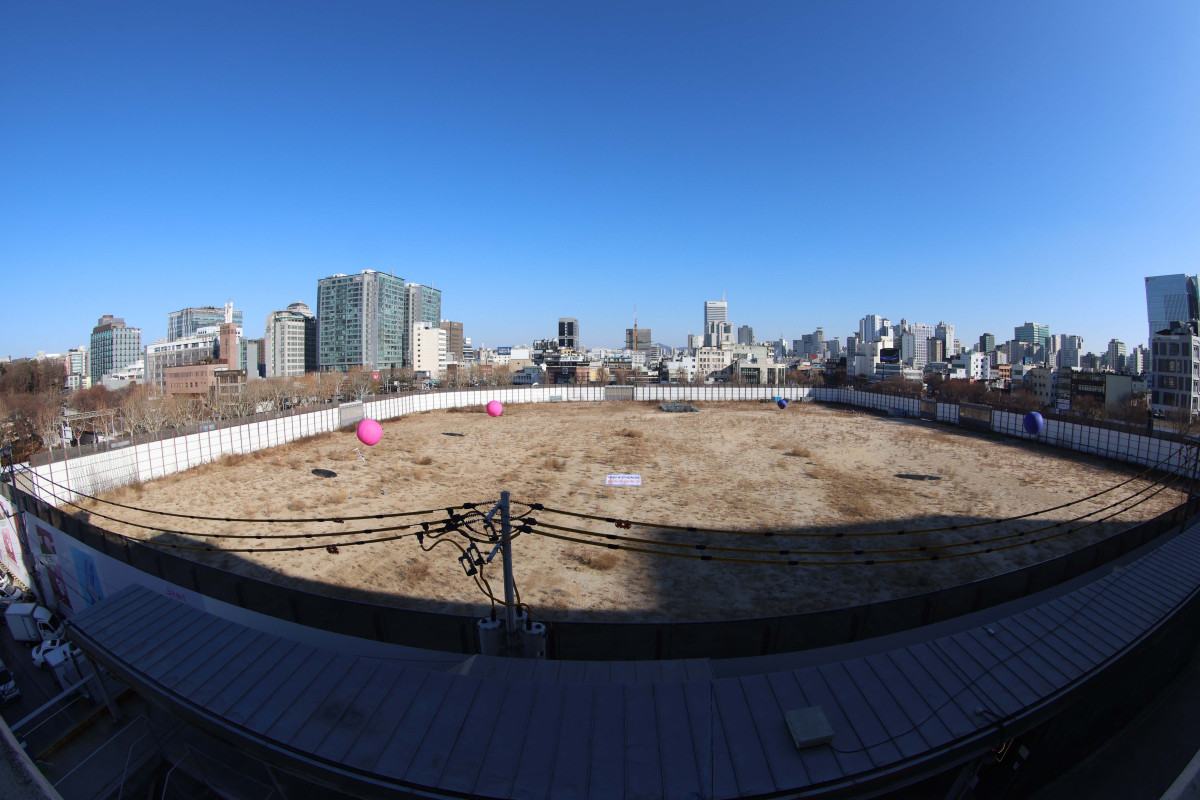 ▲세운4구역 주민대표회의 등 세운지구 일대 주민들이 8일 서울 종로구 세운상가 앞 다시세운광장에서 종묘 정전 상월대에서의 세운4구역 경관 시뮬레이션 검증 애드벌룬 촬영에 대한 국가유산청 불허가에 항의하는 집회를 가졌다. 이날 세운4구역 부지에 애드벌룬이 고정돼 있다. 신태현 기자 holjjak@