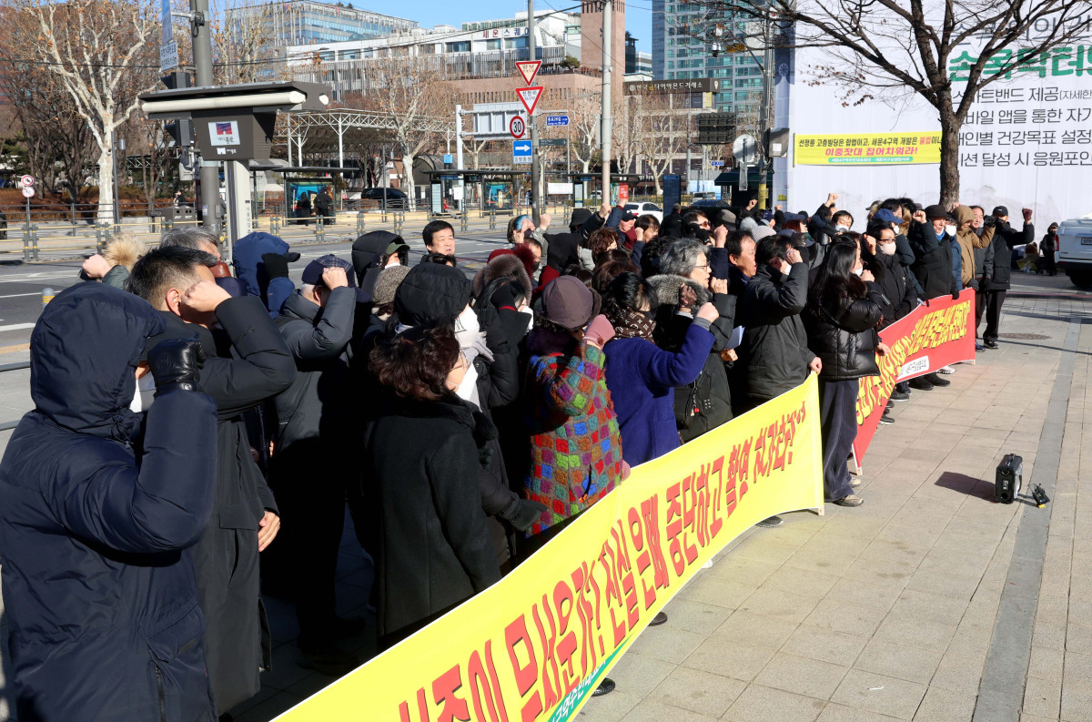 ▲세운4구역 주민대표회의 등 세운지구 일대 주민들이 8일 서울 종로구 세운상가 앞 다시세운광장에서 종묘 정전 상월대에서의 세운4구역 경관 시뮬레이션 검증 애드벌룬 촬영에 대한 국가유산청 불허가에 항의하는 집회를 갖고 있다. 신태현 기자 holjjak@